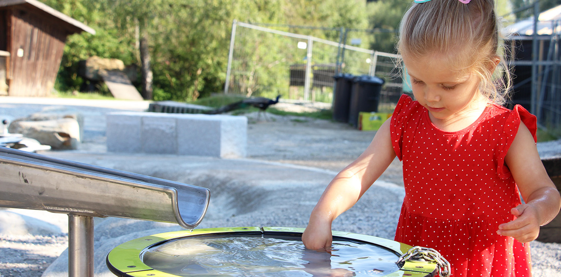 Spielplatzgeraete-Maier-Inklusion-Sinneserfahrung-Fhlen-Wasserspiel