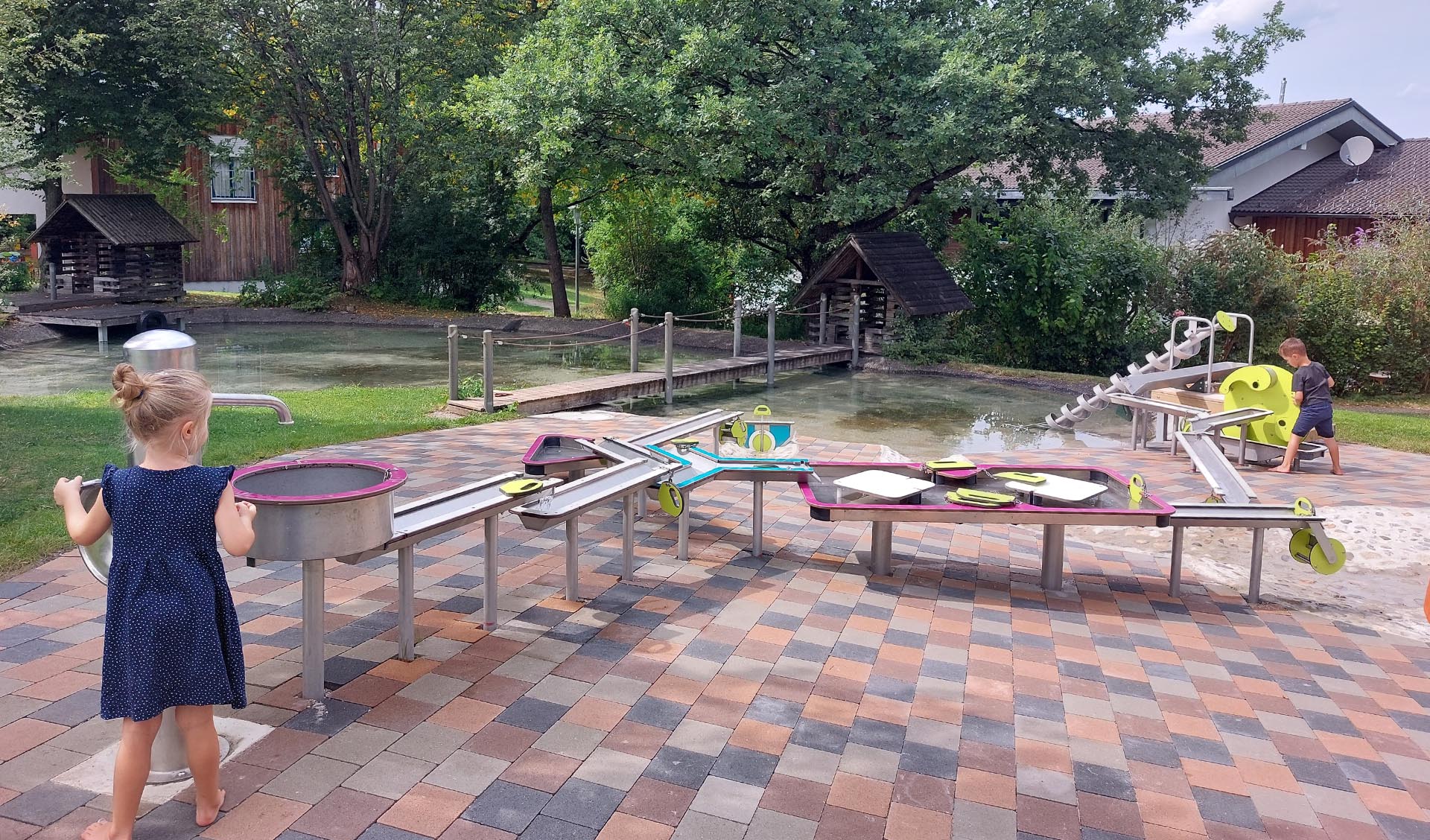 Spielplatzgeraete-Maier-Inklusion Wasserspiel-Kinderdorf Irschenberg-4200625-sl